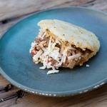 Der er smagsoplevelser fra hele verden på Haven. Taller serverer for eksempel venezuelanske arepas – det vil sige majsfladbrød med fyld. 