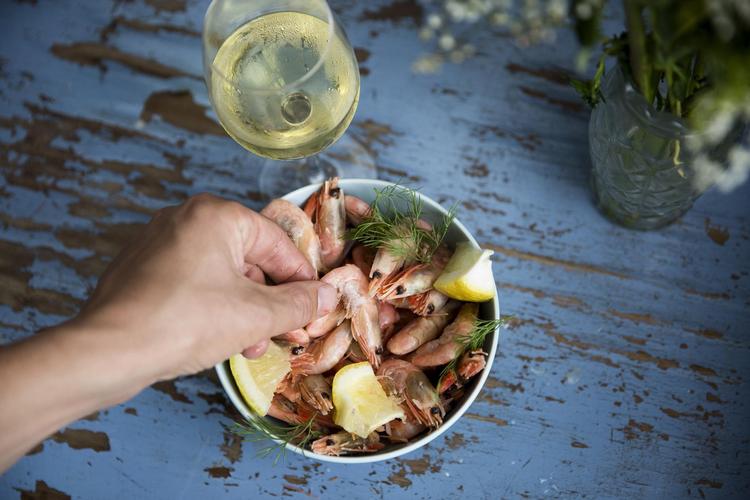 Den øde ø byder på gode pil selv-rejer og en ostetallerken med 7 forskellige oste.  