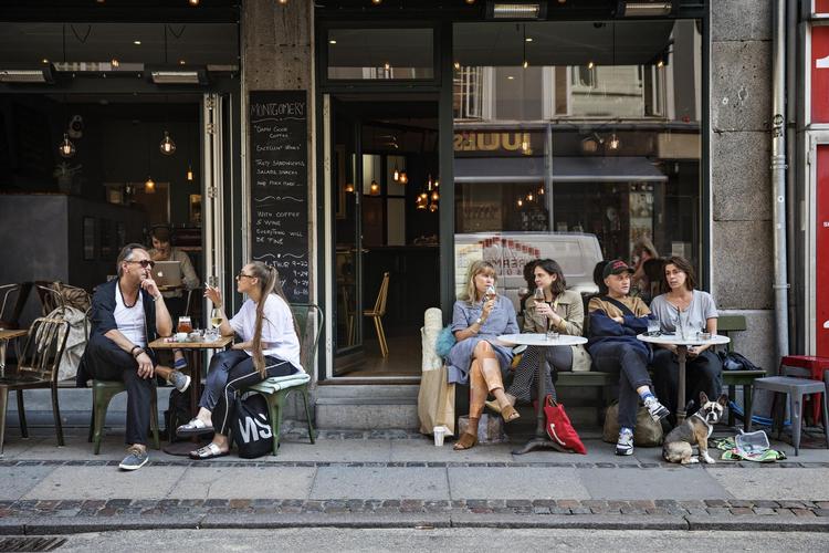 Montgomery kan åbne helt op ud mod gadens livlige leben. Et rart sted at mødes til kaffe eller en bid mad. 