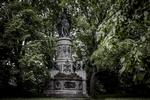 Jo, der står en smørrebrødskok midt i alt det grønne i Østre Anlæg, hvis man kigger godt efter. En park, han nyder at gå tur i og dufte til. Modsat plænen ved Operaen, som han synes er en helt spildt mulighed for godt byliv. 