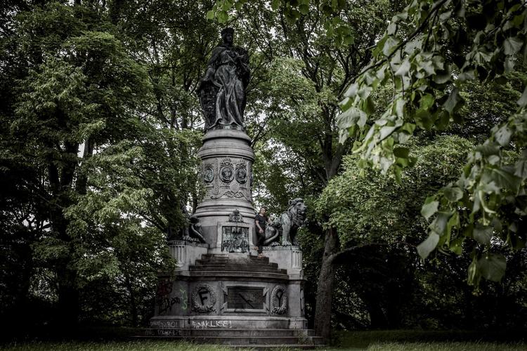 Jo, der står en smørrebrødskok midt i alt det grønne i Østre Anlæg, hvis man kigger godt efter. En park, han nyder at gå tur i og dufte til. Modsat plænen ved Operaen, som han synes er en helt spildt mulighed for godt byliv. 