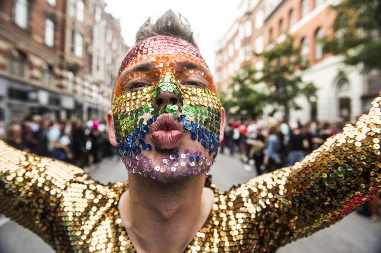 Op mod 200.000 mennesker forventes at gå med eller se på, når Copenhagen Pride-paraden afholdes i Københavns gader for 21. gang lørdag eftermiddag. 