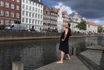 Forfatter Merete Pryds Helle nær sit hjem på Gammel Strand. Penisattrappen er i øvrigt en snackpeber. 