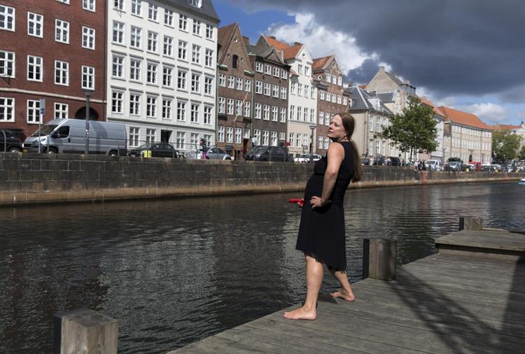 Forfatter Merete Pryds Helle nær sit hjem på Gammel Strand. Penisattrappen er i øvrigt en snackpeber. 