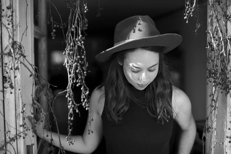 Siden Sarah Jarosh sidst var i Danmark, har hun afsluttet sin uddannelse fra New England Conservatory og er flyttet til New York. Det kan man høre på hendes seneste Grammy-vindende album, hvor både tekst og lyd har ændret sig. 