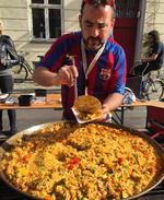 Man kom hinanden ved, da Lars Bjerregaards nabo, José, bød hele gaden på paella. 
