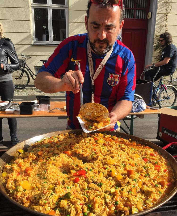 Man kom hinanden ved, da Lars Bjerregaards nabo, José, bød hele gaden på paella. 