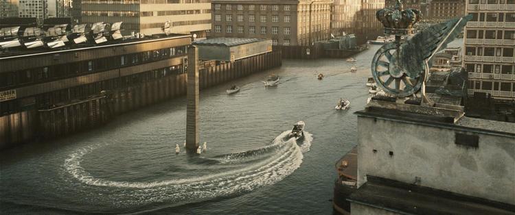 I science fiction-filmen 'QEDA', der får premiere til november, er København blevet oversvømmet af en miljøkatastrofe. Kun SAS-hotellet og Frihedsstøtten stikker genkendeligt op over vandoverfladen.  