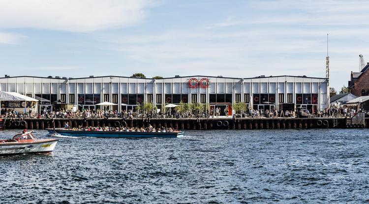 På Papirøen kan man både tage til ArtBar, Cph Art Weeks fyraftensbar, og se udstillingen ’Ex situ’, som er en del af Chart Art Fair. 