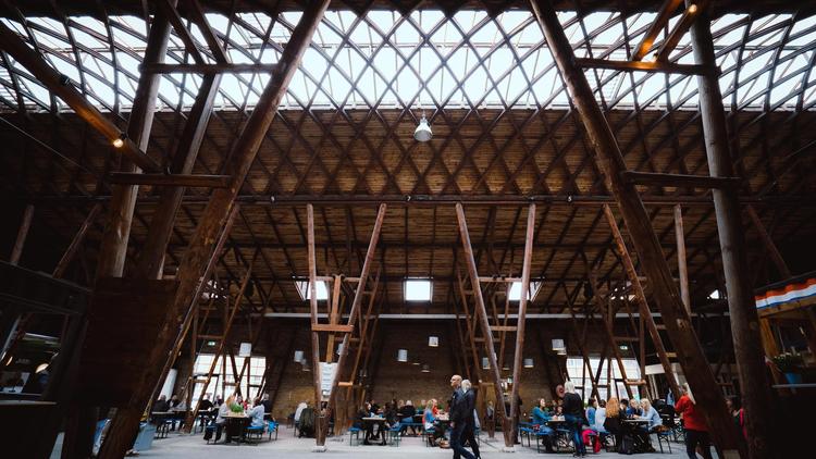 24 madboder, seks barer, en barbershop, dansefester og bankoaftener. Odenses nye street food-marked vil være et kreativt og kulørt univers, hvor hver madbod er som et postkort fra fjerne egne. 