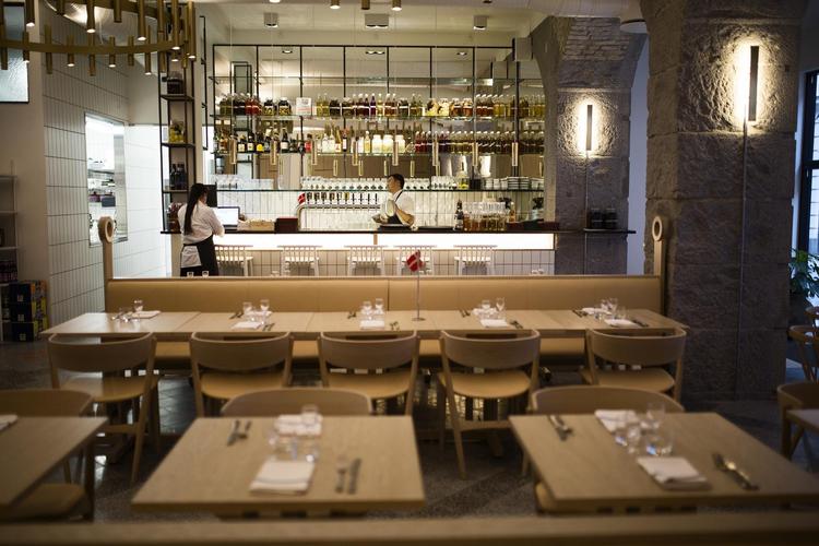 Adam Aamanns har styr på sine råvarer og er en mester i at få det bedste ud af dem i sine smørrebrød. Det er der også meget, der tyder på, at han kan med aftenretter uden brød. Han skal bare lige finde formlen. 