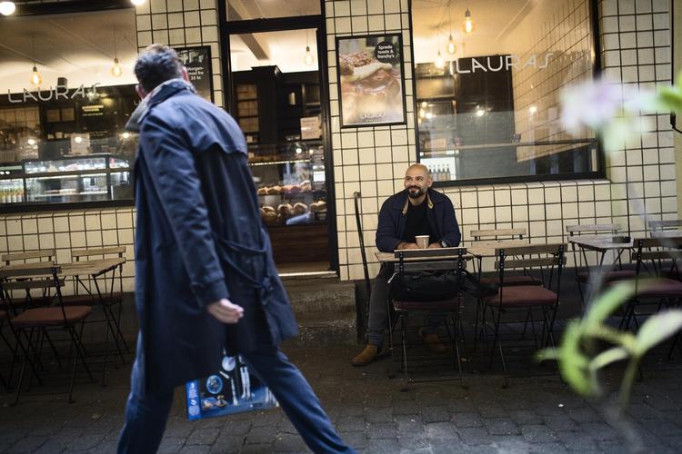 Janus Nabil Bakrawi foran sit stamsted Lauras på Værnedamsvej, hvor han er på fornavn med personalet. 