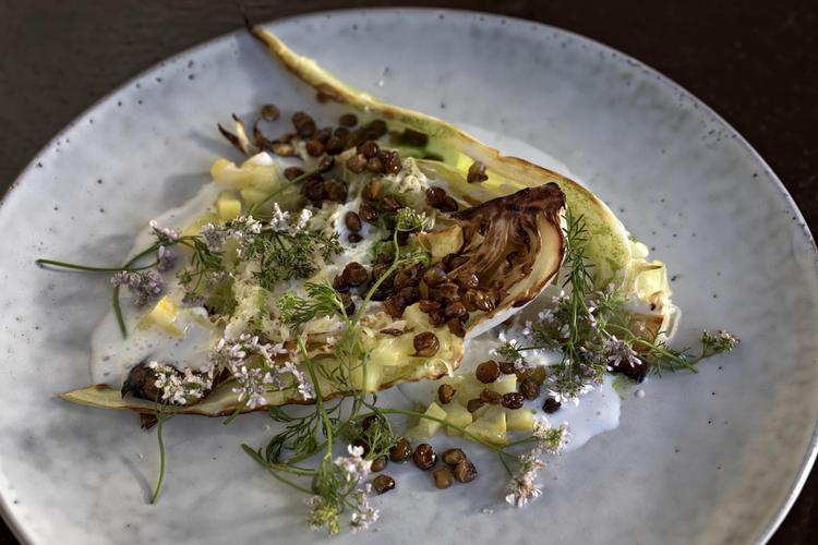 Hos Metier på Blegdamsvej hænger den skæve stjerne stadig på væggen som et levn, fra dengang restauranten hed Blegdammens Stjerne.  