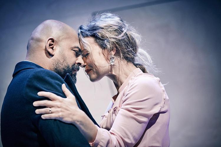 Janus Nabil Bakrawi og Helle Fagralid spiller overfor hinanden i det Pulitzerpris-vindende stykke på Betty Nansen. 