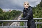 »Her er både ekstremt grimt og voldsomt smukt. Grønt og råt på én gang«, siger skuespiller Anette Støvelbæk fra broen, der løber over banelegemet og mellem Vestre Kirkegård og det, der er tilbage af Carlsberg-hallerne. 