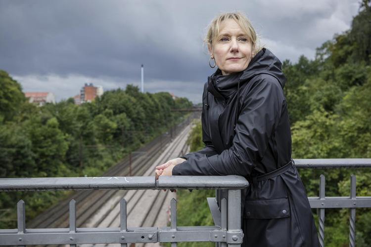 »Her er både ekstremt grimt og voldsomt smukt. Grønt og råt på én gang«, siger skuespiller Anette Støvelbæk fra broen, der løber over banelegemet og mellem Vestre Kirkegård og det, der er tilbage af Carlsberg-hallerne. 
