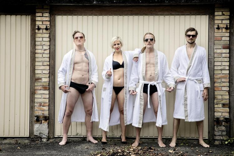 Det Dramatiske Udgangspunkt hedder teatertruppen, der tager livtag med 'The Cocka Hola Company'.   