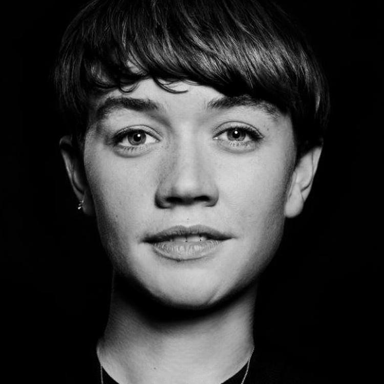 »I virkeligheden synes jeg både, det er ret grænseoverskridende at stå på scenen og at stå foran et kamera«, siger Fanny Louise Bernth, der er aktuel i DR’s tv-serie ’Herrens veje’. 