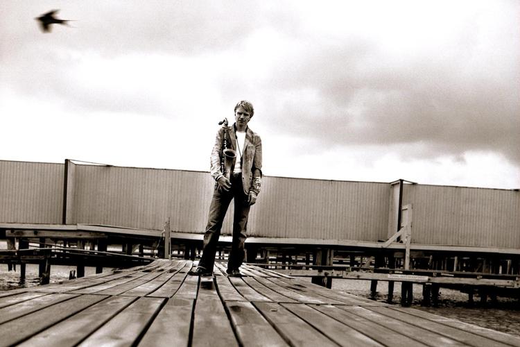 Saxofonisten Fredrik Lundin er i oktober 'artist in residence' i Mandagsklubben i Kødbyen. 2. oktober spiller han sammen med Adi Zukanovic og Hasse Poulsen.  