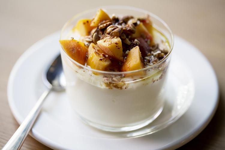 Maden bliver lavet efter en michelinkoks manual, og det sikrer flotte, lækre serveringer. Men Arkets indretning savner charme. 