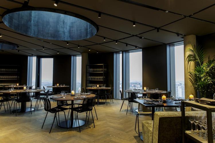 Hvis man besøger Trio efter mørkets frembrud, får man ikke udsigten med. Og det er en vigtig del af attraktionen, for maden er veltilberedt, men ikke videre opfindsom. 