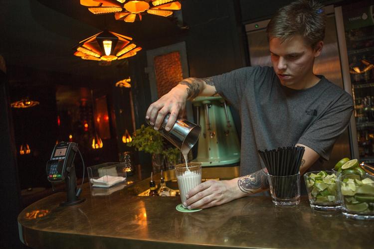 Et besøg på The Mudhoney er som at træde ind i en blød, syret hule, der lokker gæsterne til at drikke drinks med vaniljeis. Ikke dårligt. 