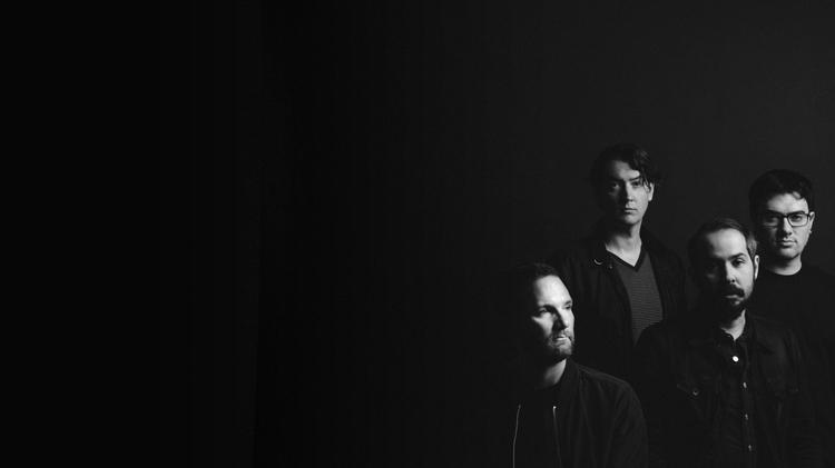 Når Cigarettes After Sex øver og indspiller, dæmper de belysningen for at fange den helt særlige night time-stemning. Og så foregår det hele helst om natten. »Det er næsten blevet overtroisk for os«, siger forsanger Greg Gonzalez. 