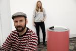 Lea Guldditte Hestelund står ved siden af sin skulptur 'Zealous (I bet you hope this thing is about you)', der er åben for fortolkning. Medudstiller Kristoffer Ørum i forgrunden. 