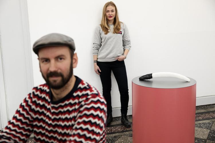 Lea Guldditte Hestelund står ved siden af sin skulptur 'Zealous (I bet you hope this thing is about you)', der er åben for fortolkning. Medudstiller Kristoffer Ørum i forgrunden. 