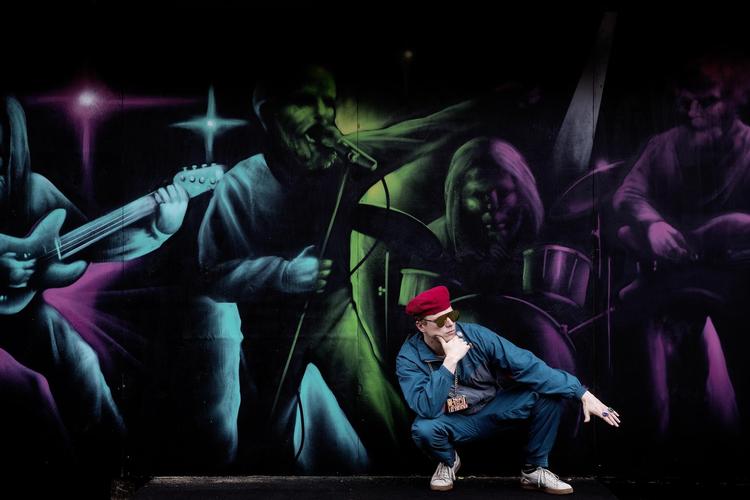  Hvis jeg ser en, der kommer gående i cowboytøj og hat og ligner noget fra en westernfilm, eller folk i rockabilly-tøj med opsmøg i bukserne, hvid undertrøje og læderjakke og hår friseret som Elvis, tænker jeg: Åh, okay, det er alligevel meget sejt med sådan en stil«, siger Marvelous Mosell.  