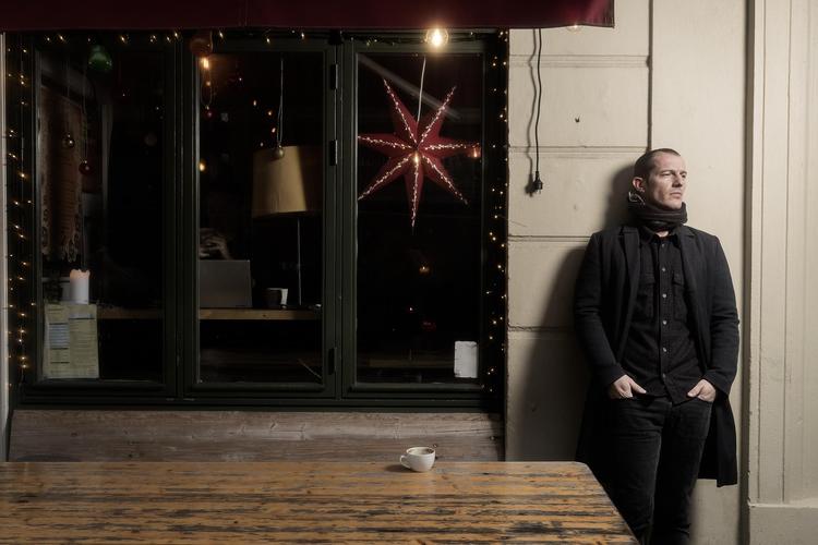 I fire år har skuespiller Simon Sears holdt af at besøge Røde Roses Kaffebar på Nørrebro. Det sker sjældent, at han finder nye stamsteder, for han er glad for dem, han kender. 