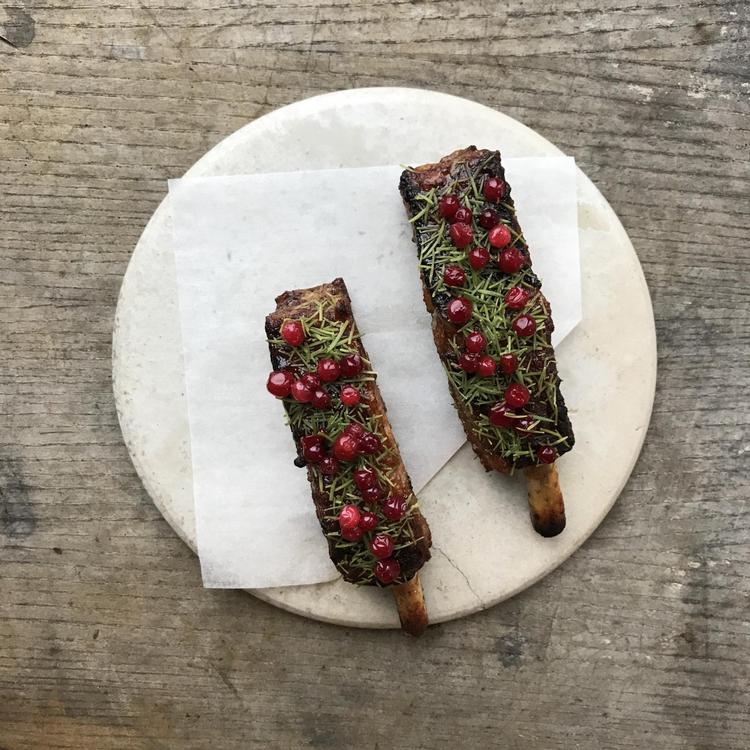På Barr serveres svineribben med grannåle og tyttebær. 