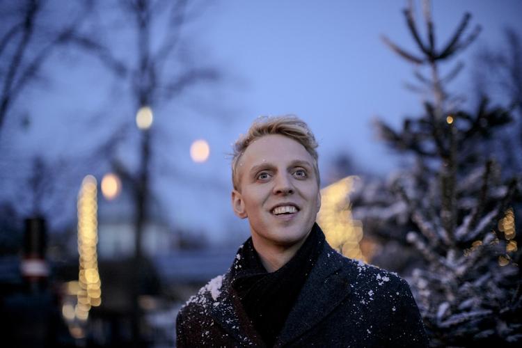 Pelle Emil Hebsgaard spiller hovedrollen i julemusicalen ’Elf’ i Tivoli. En komisk rolle, som ligger fint til hans karakter, fortæller det 29-årige skuespiller. 