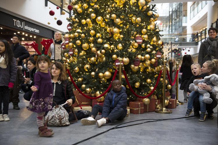 Artige børn får mange gaver, siges det. Og de fromme ønsker fløj højt i Frederiksberg Centeret en lørdag formiddag, hvor julehandlen så småt var ved at få tag i kunderne. 