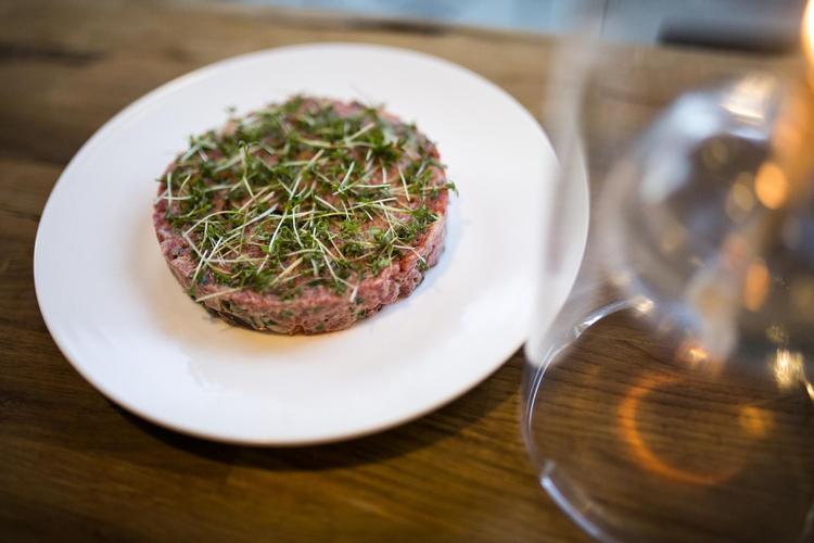 Kødet er upåklageligt, men smagen er lidt fersk og nynordisk i det, Tatar sælger som 'klassisk fransk'. 