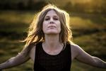 Musikeren Amalie Bruuns vilde matalprojekt hedder 'Myrkur' og betyder mørke på islandsk. På mandag spiller hun koncert sammen med genfrefællerne 'Sólstafir ' fra Island. 