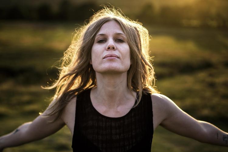 Musikeren Amalie Bruuns vilde matalprojekt hedder 'Myrkur' og betyder mørke på islandsk. På mandag spiller hun koncert sammen med genfrefællerne 'Sólstafir ' fra Island. 