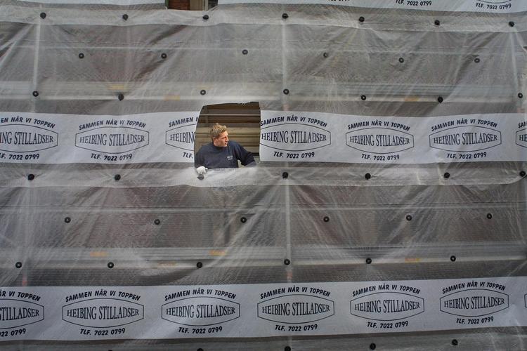 Der er mange af dem rundtomkring i byen, hvis man først kigger op og kigger efter. Stilladserne med de lysende igloer ovenpå, og håndværkere, som går og gør byen smukkere. 