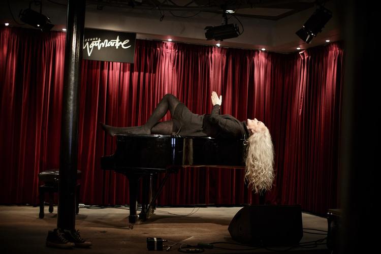 Som ung dansede Cæcilie Norby til firserfunk på Montmartre, som dengang lå i Nørregade. I aften optræder hun som hovednavn på Montmartre, som i dag ligger i Store Regnegade. 