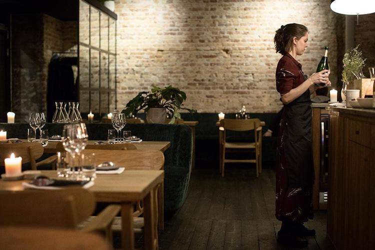 Råvarerne på Frank er kompromisløst indkøbt, retterne er enkelt tænkt og kompetent udført – som denne formidable hummerhale i barbecuemarinade. 