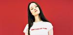 Den 21-årige Sigrid Solbakk Raabe fra Bergen huserede allerede på hitlisterne sidste år med sangen ’Don't Kill My Vibe’, men det er især på en scene, at hendes dynamiske stemme og umiddelbare charme for alvor folder sig ud. 