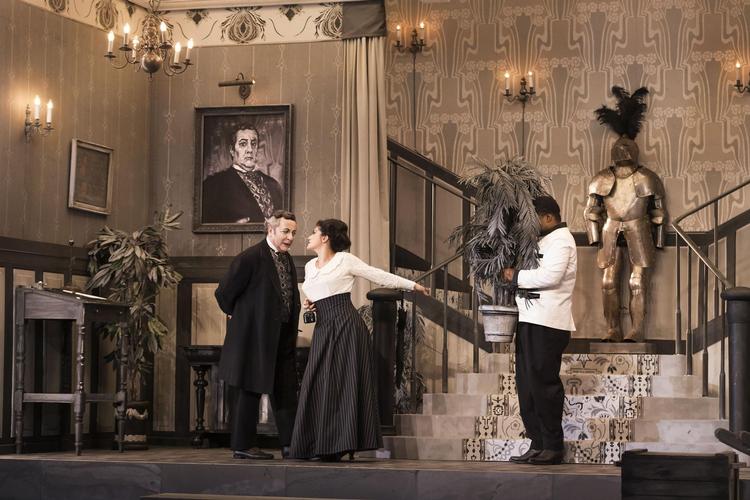 En af de mest populære komedier i operarepertoiret 'Barberen i Sevilla' kan opleves i Operaen.  