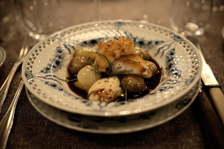 Pighvar og jomfruhummer pot au feu. Hertil et godt glas vin. Og et til... Og så lige en kop kaffe og en lille fadøl efterfulgt af et glas champagne i foyeren. Og så ringer klokken. 