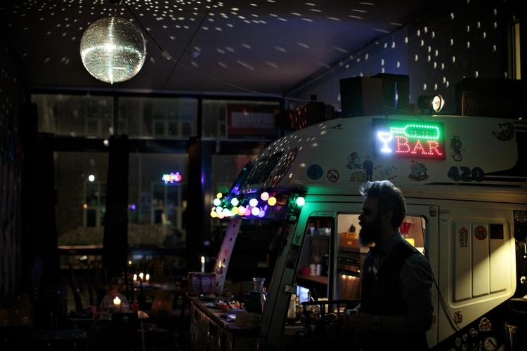 Nørrebro har fået en ny cafe, der både serverer formiddagskaffe og et glas vin før aftenens koncerter i Osramhuset. 
