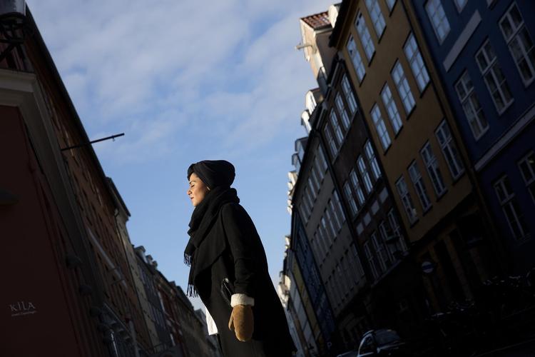 Juristen Natasha Al-Hariri snakker om den nydanske kvindekamp på Bremen Teater sammen med Geeti Amiri, Khaterah Parwani og Halime Oguz tirsdag 13. februar. 