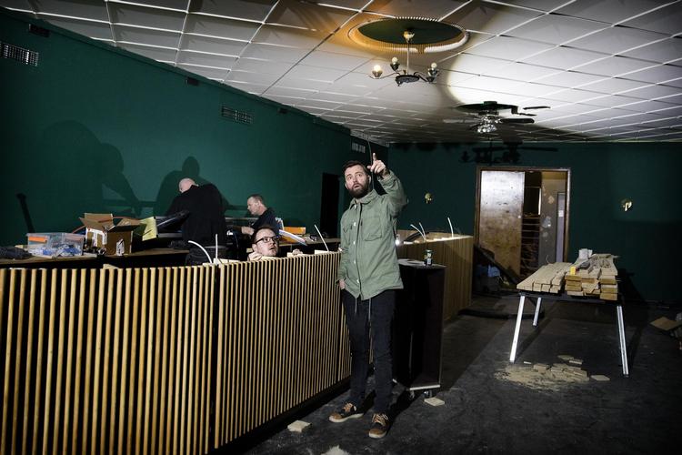 Blandt byggerod og messing-detaljer, der ikke er blevet pudset siden 1991, er Jesper Majdall (i grøn skjorte) i færd med at sparke nyt liv i Jazzhouses gamle lokaler. 