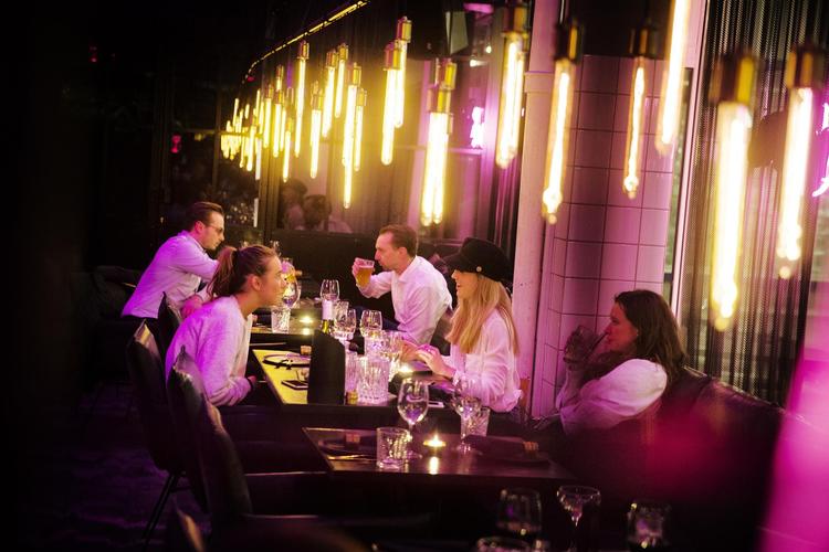 På NoHo kan gæsten smage sig igennem alverdens retter – fra falafel til forårsrulle – men maden er sjusket tilberedt og ofte dænget til med mayonnaise. Martin Lehmann