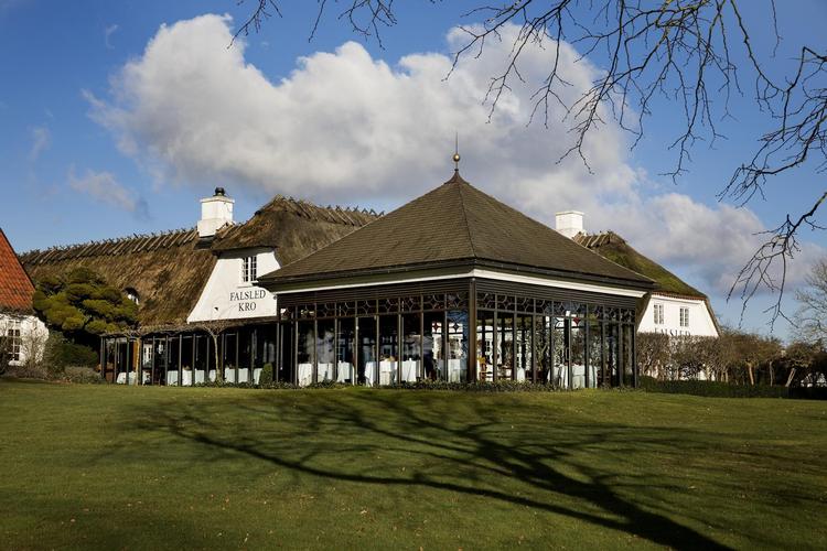 »Jeg blev madhøj den aften på Falsled«, lyder det fra Ibyens anmelder Lærke Kløvedal. Hun kvitterer med sjældne seks hjerter. Finn Frandsen