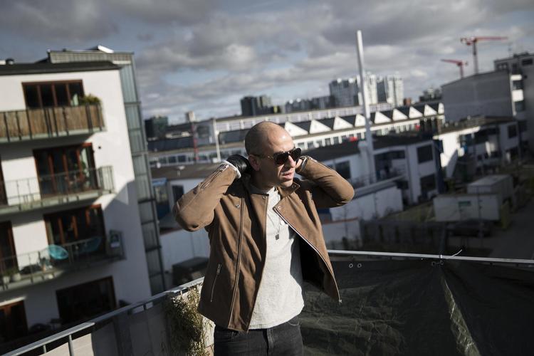 Journalist Abdel Aziz Mahmoud bruger byen flittigt og prøver gerne nye steder fra gang til gang, »medmindre det er en fredag, hvor vi sidder og dovner den og tjekker, hvor der er borde lige rundt om hjørnet«. Louise Herrche