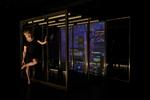 Stykkets scenografi er helt enkelt en transparent boks, der både kan gøre det ud for kontor, fængsel og Mannings lejlighed i New York. Peter Hove Olesen